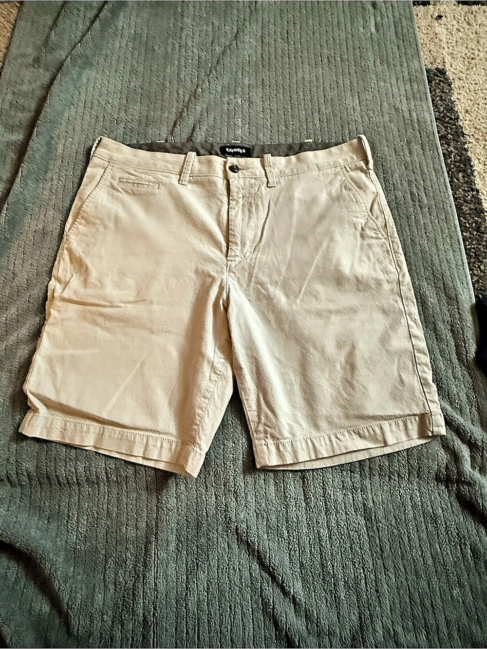 Express Slim Above the Knee 9" Inseam Shorts Men's Beige Shorts Waist 34